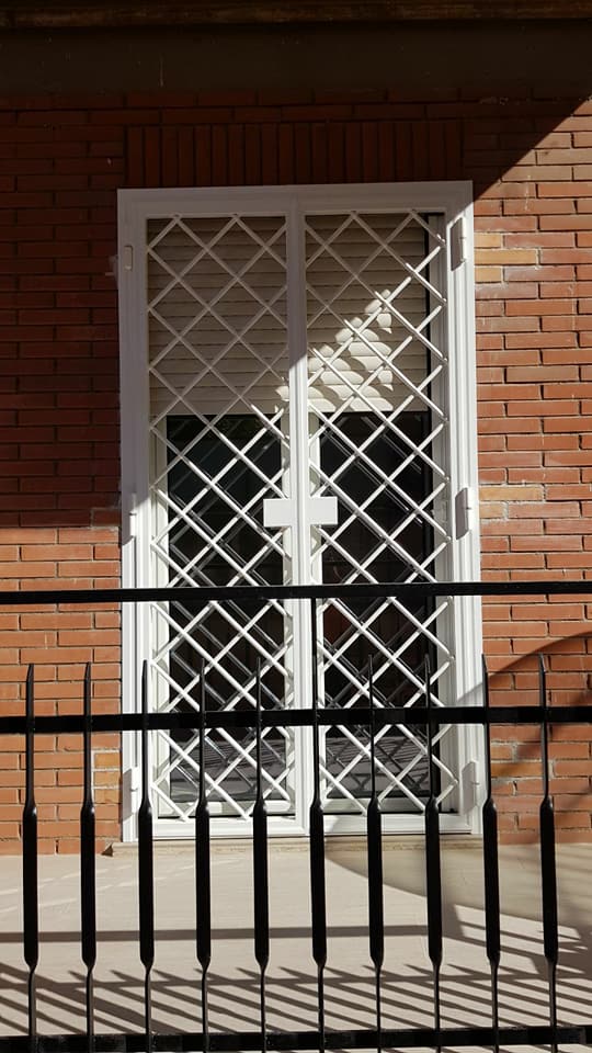 Grata in ferro finestra con balcone