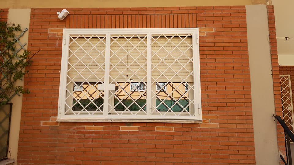 Grata in ferro finestra a tre ante