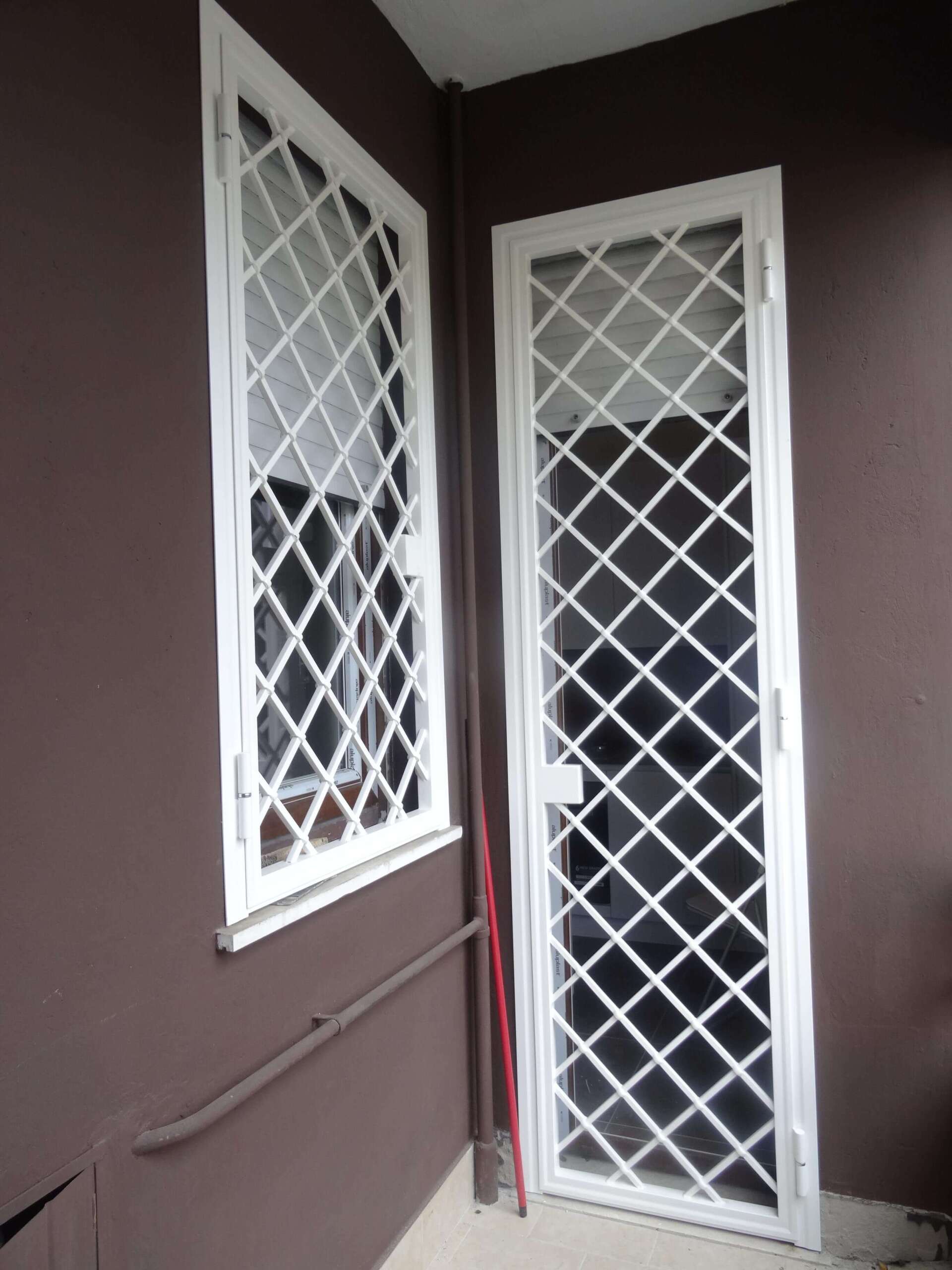 Grata in ferro per porte a due ante