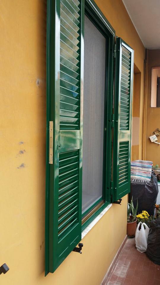 Persiana verde aperta