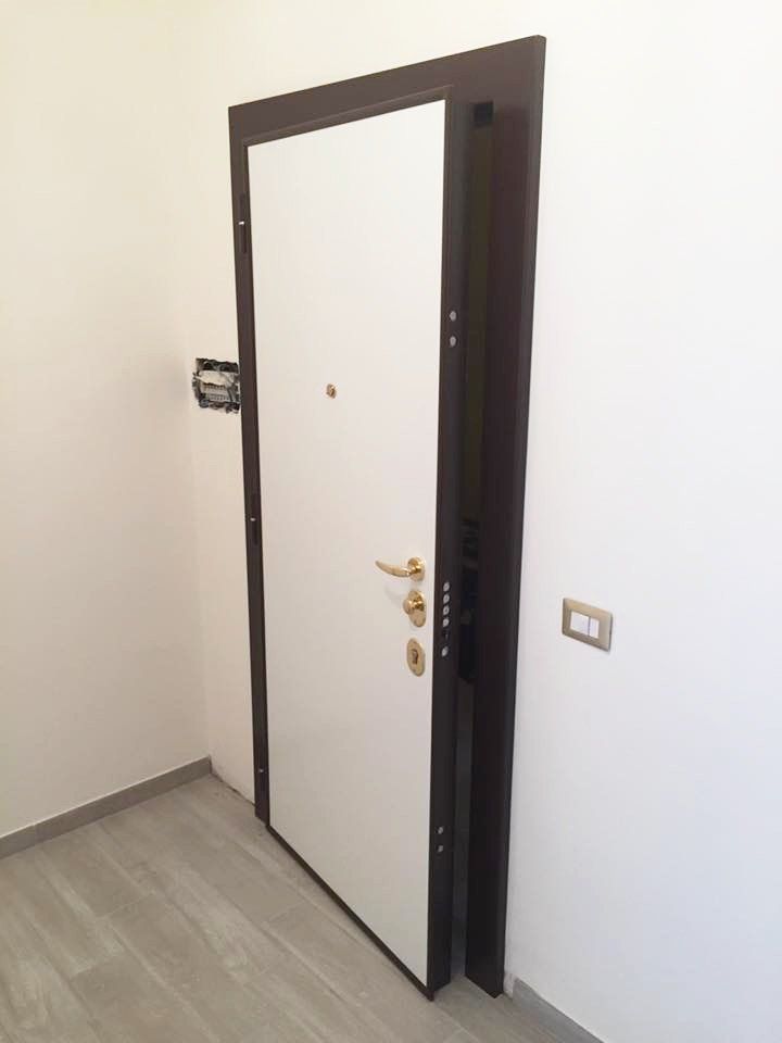 Porta blindata semiaperta