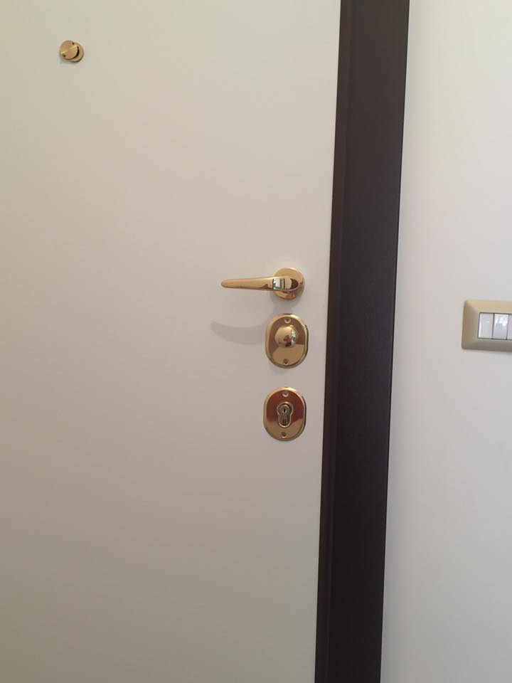 Maniglia dorata della porta