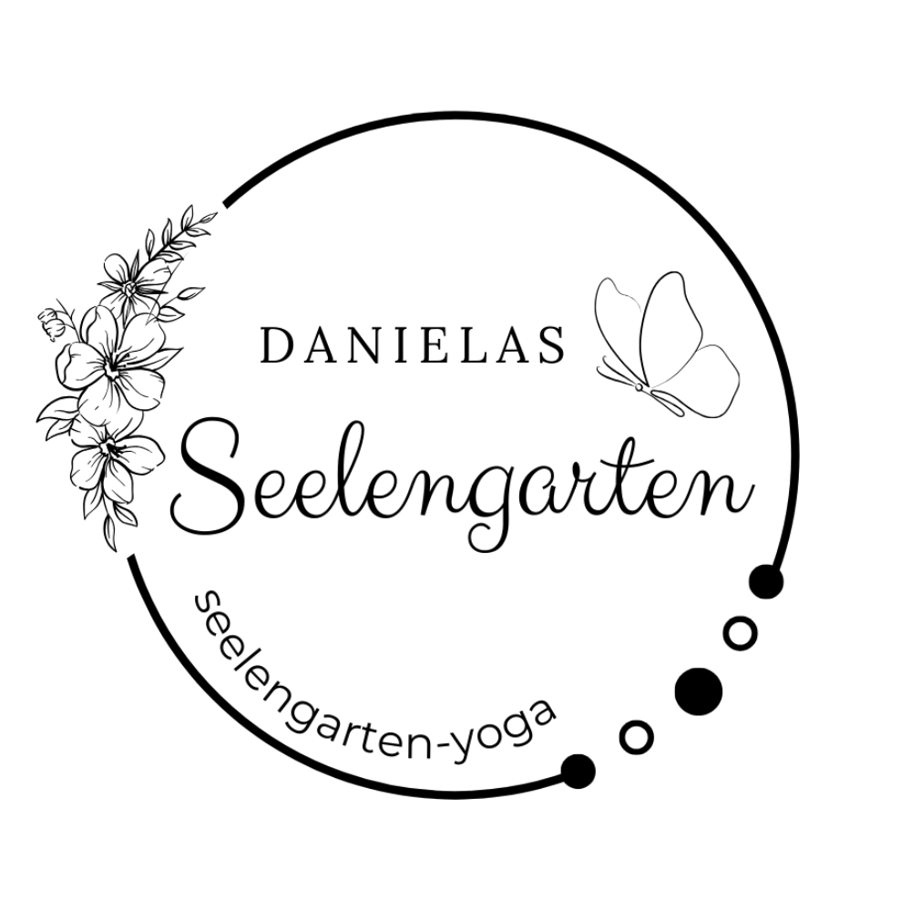 Logo für „Danielas Seelengarten“ mit Blumen- und Schmetterlingselementen in einem Kreis und dem Text „seelengarten-yoga“.