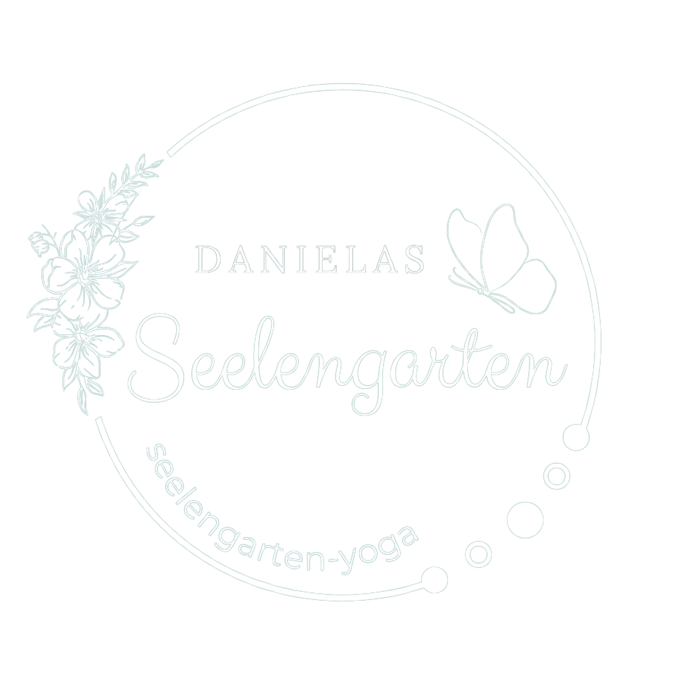 Logo mit Blumen- und Schmetterlingselementen, Text „Danielas Seelengarten“ und „seelengarten-yoga“.