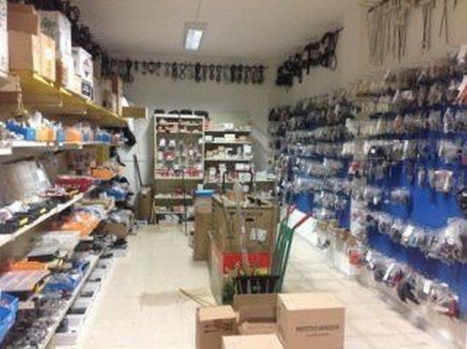 interno del negozio di attrezzi da giardino