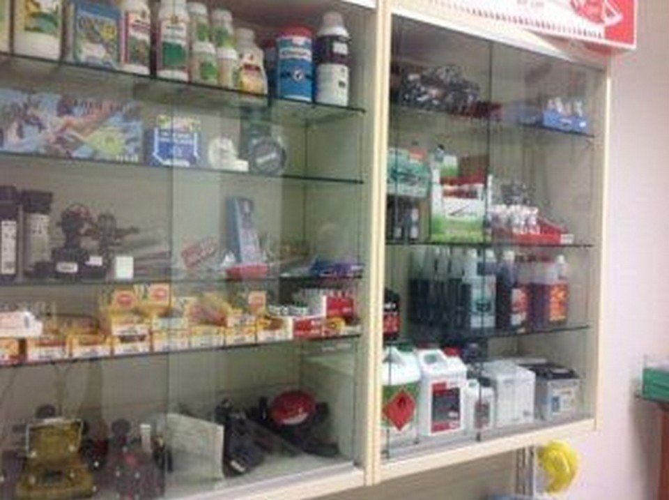 esposizione di ricambi per attrezzi da giardino