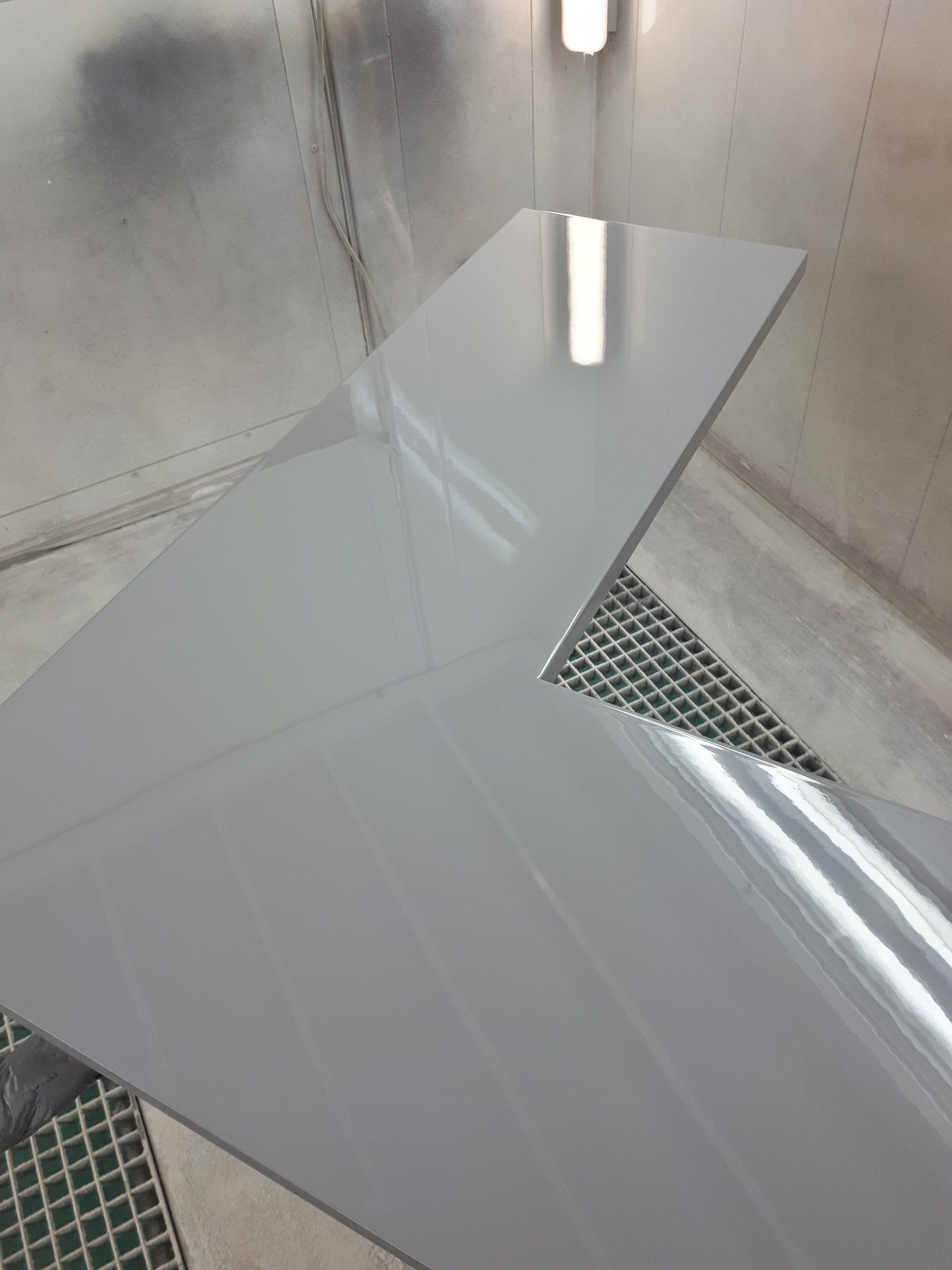 Un carrelage blanc est posé sur le sol dans une pièce.