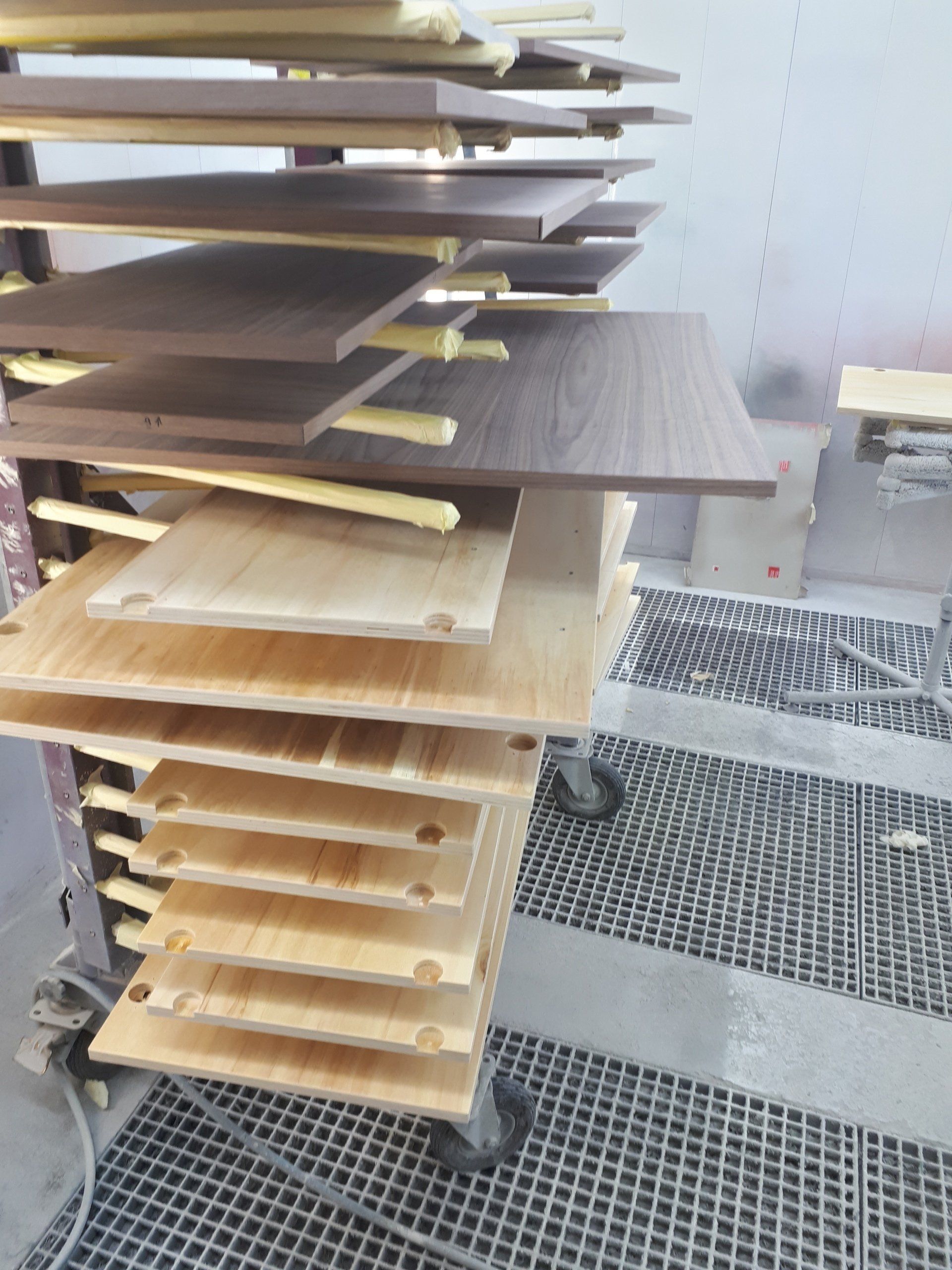 Une pile d'étagères en bois sur roulettes dans une pièce