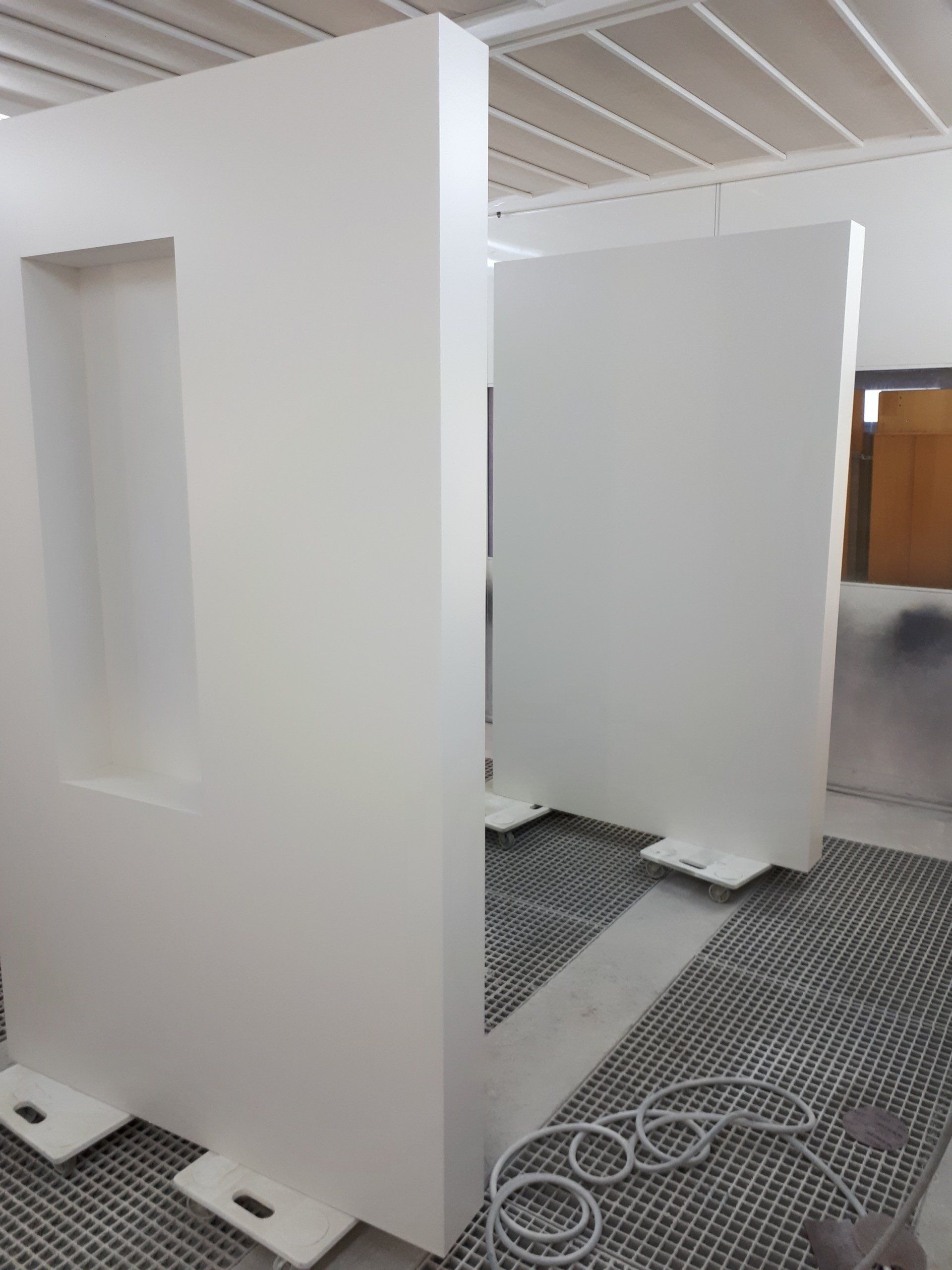 Une pièce avec beaucoup de murs blancs et une porte