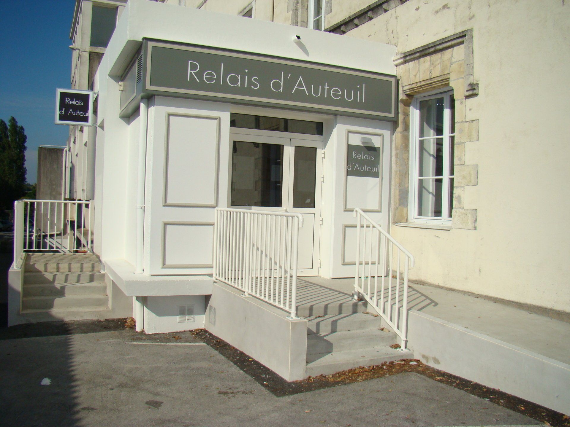 Un bâtiment blanc avec une pancarte indiquant relais d'autreuil