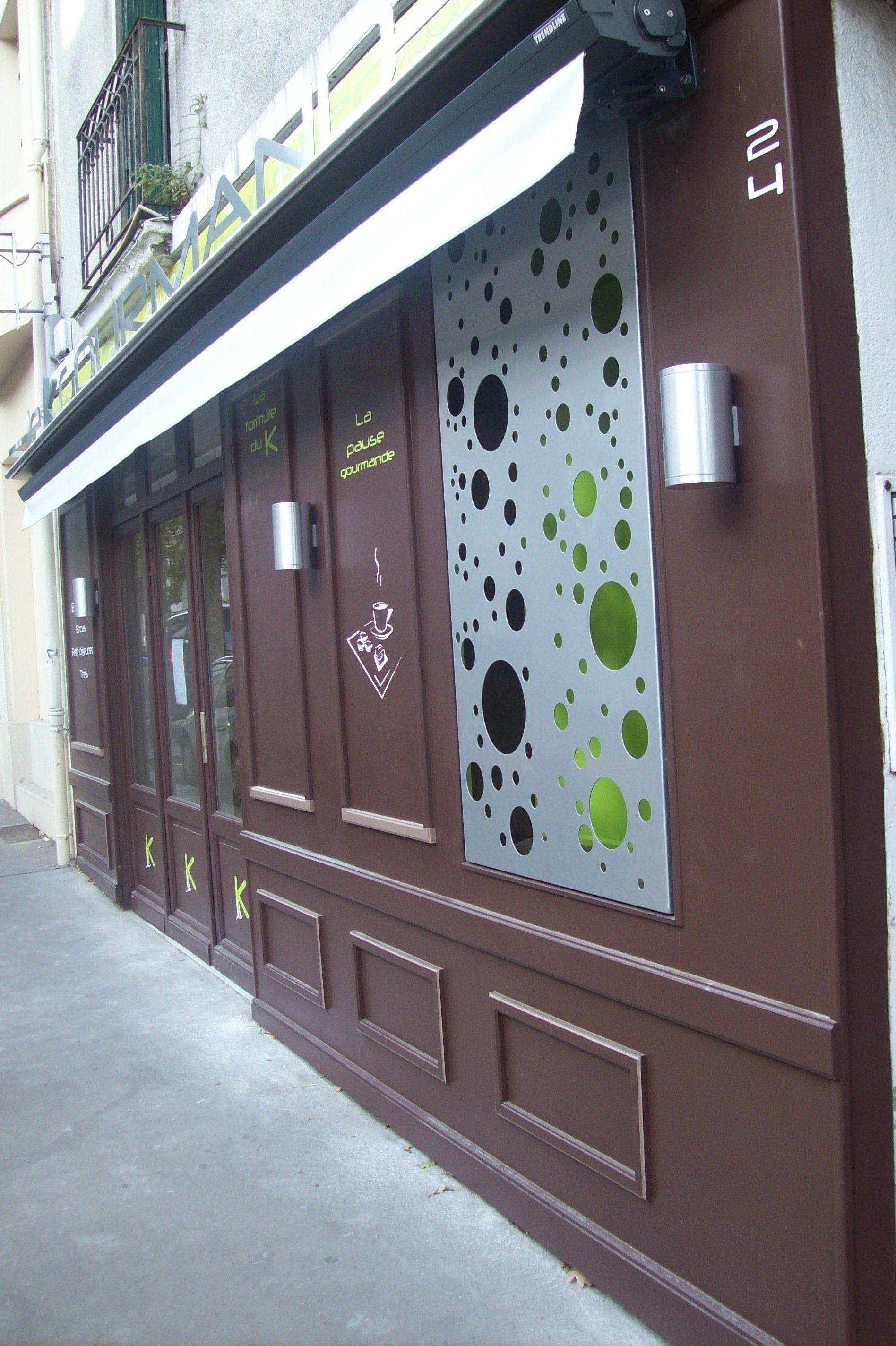 Un bâtiment avec un panneau indiquant L7 dessus