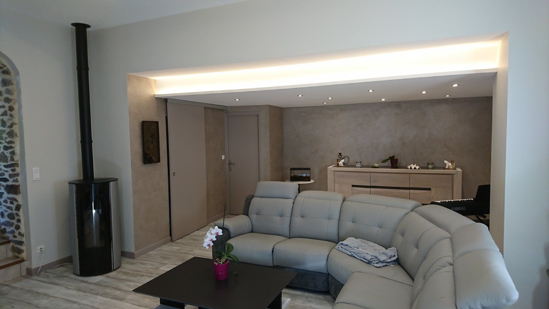 Un salon avec un canapé sectionnel et une table basse