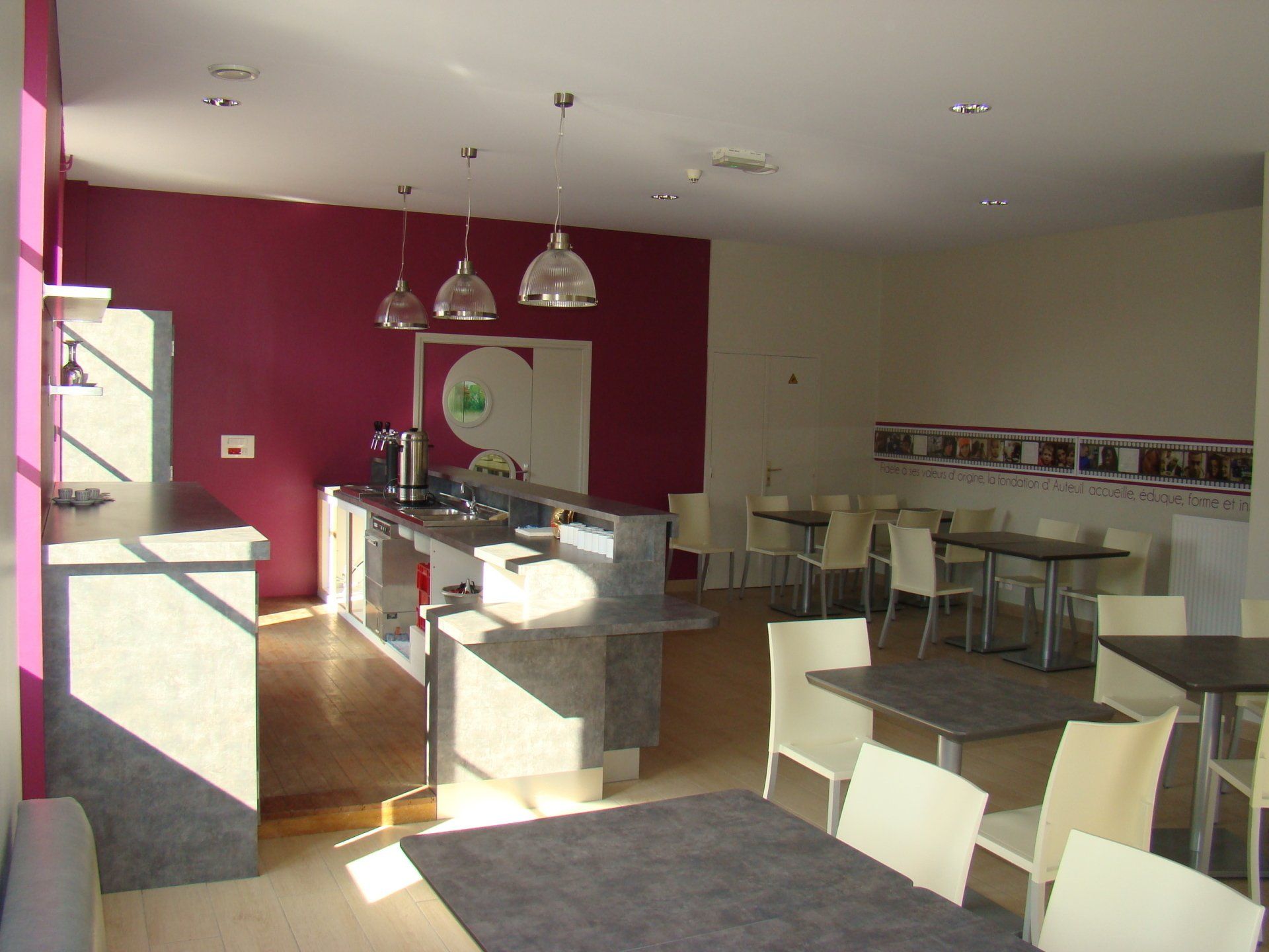 Une salle à manger avec tables et chaises et un comptoir