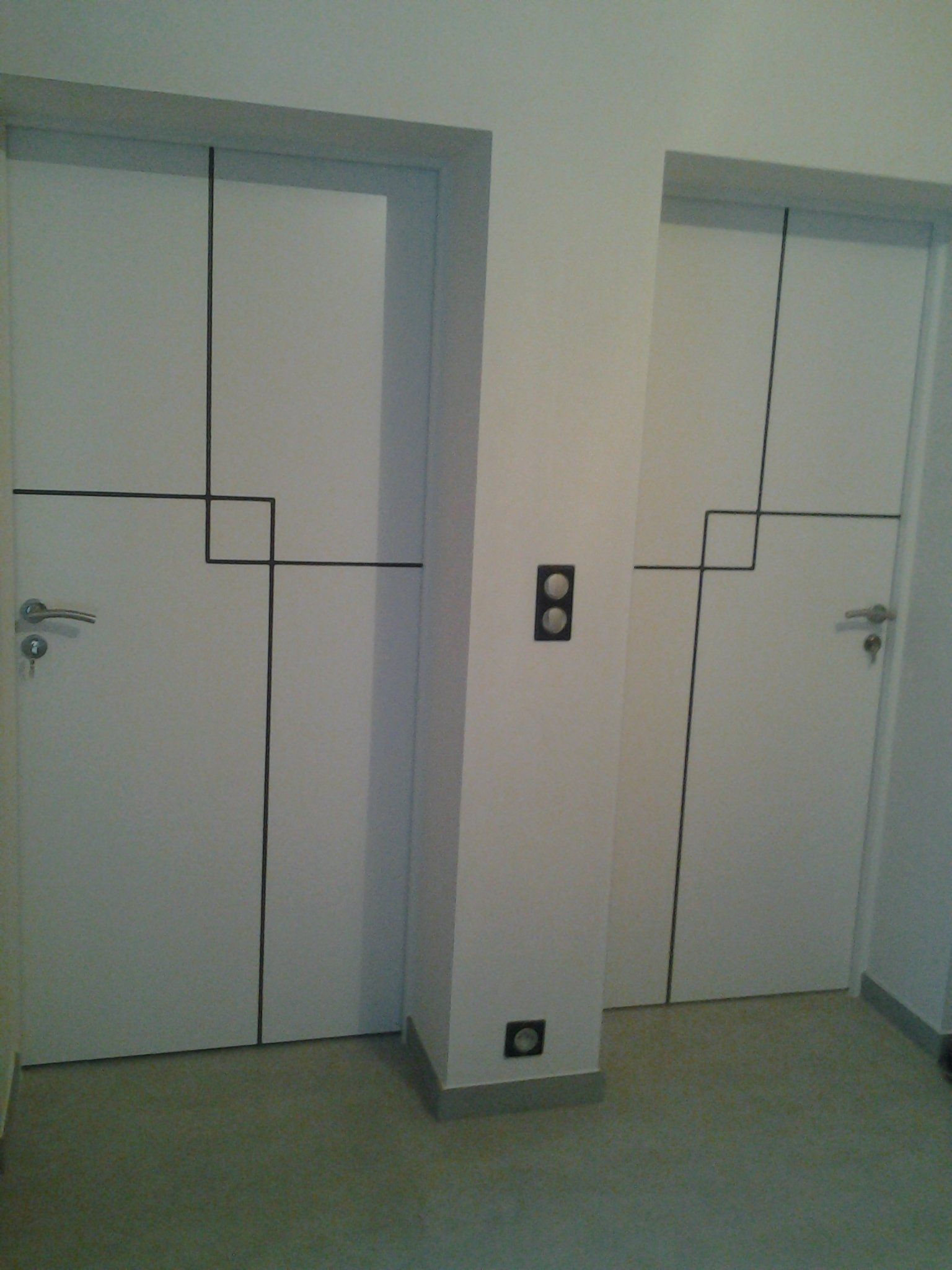 Une paire de portes blanches avec des lignes noires dessus