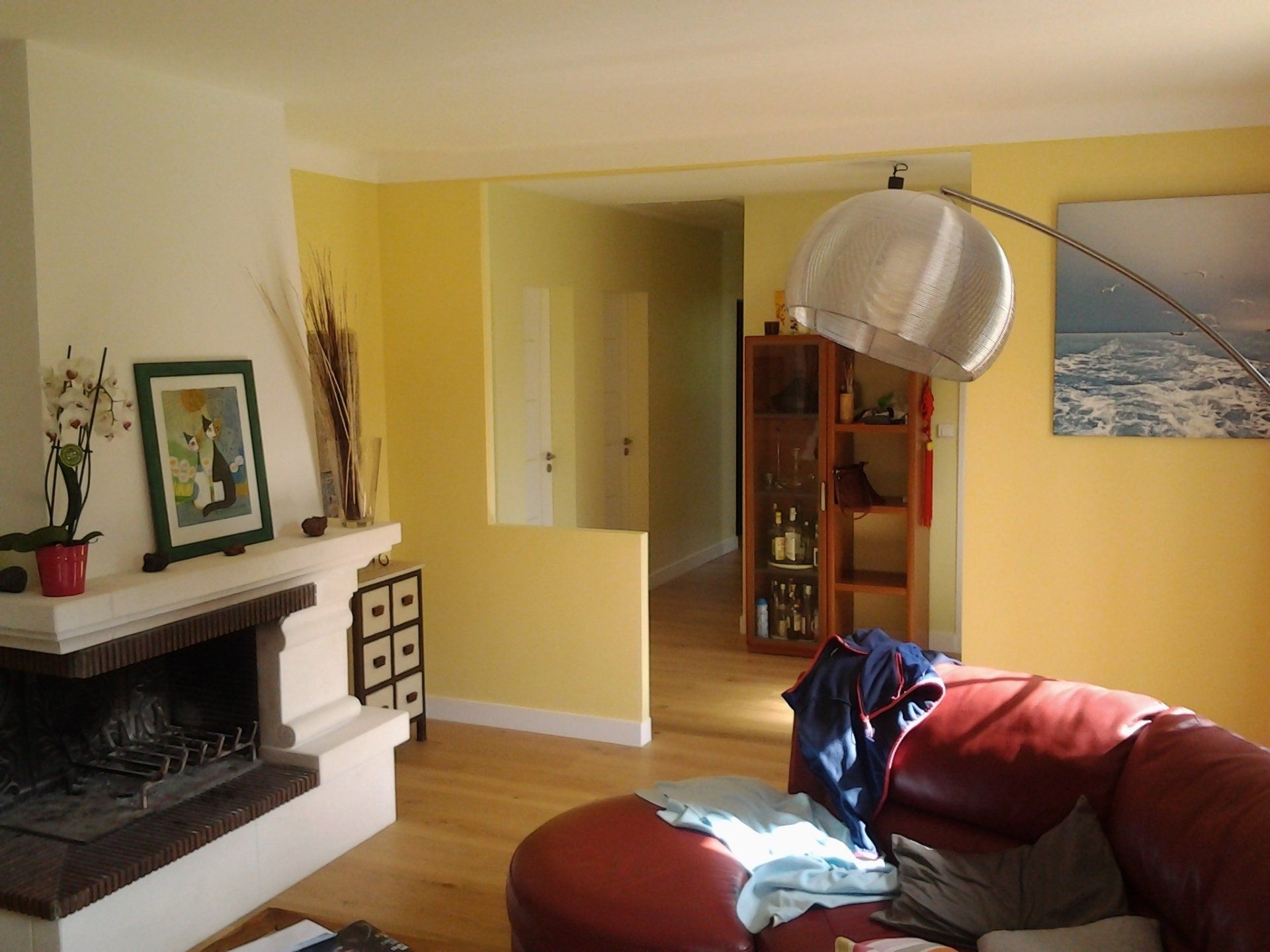 Un salon avec un canapé rouge et une cheminée