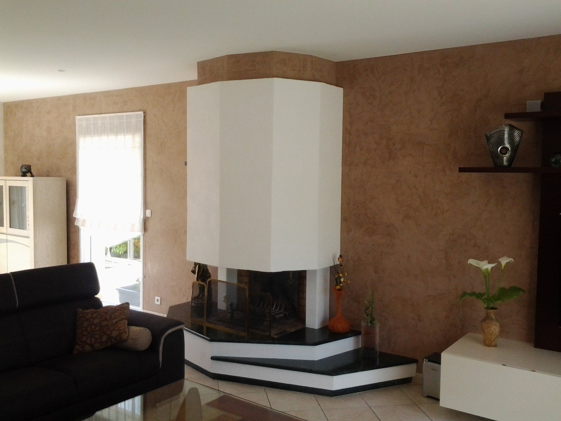 Un salon avec une cheminée et un canapé