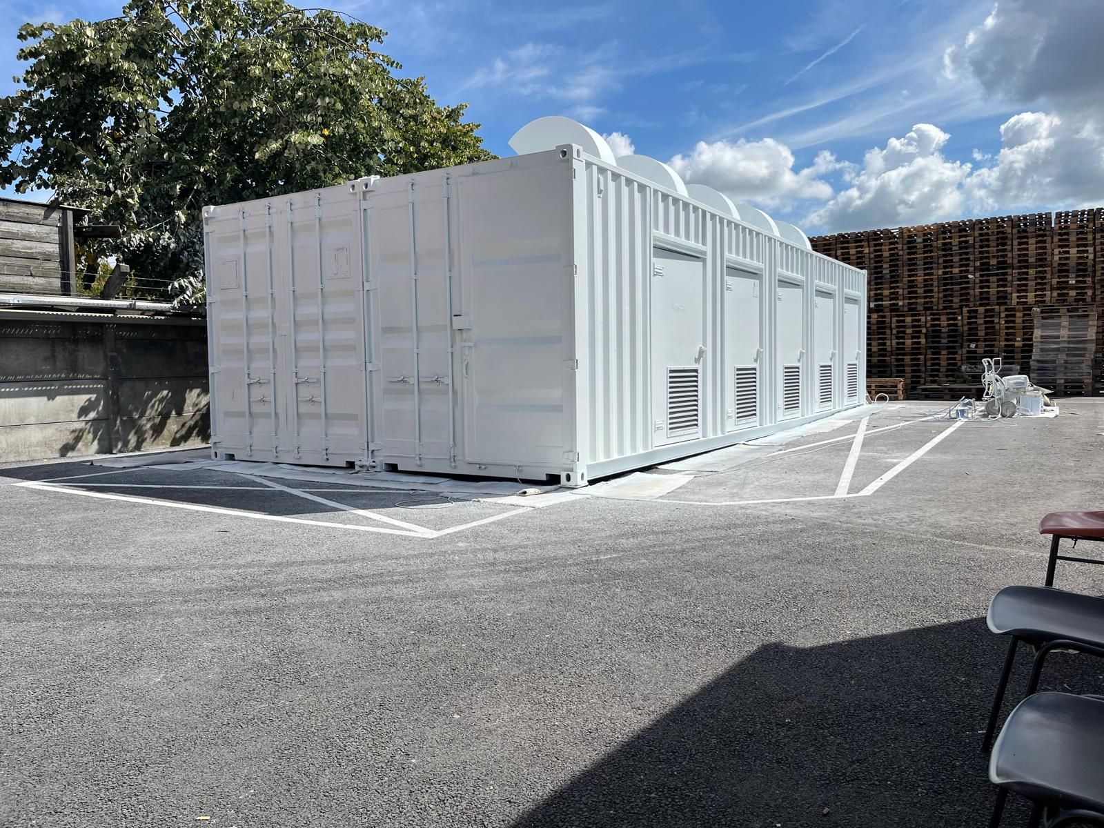 Bâtiment industriel rectangulaire blanc avec des conduits d'aération