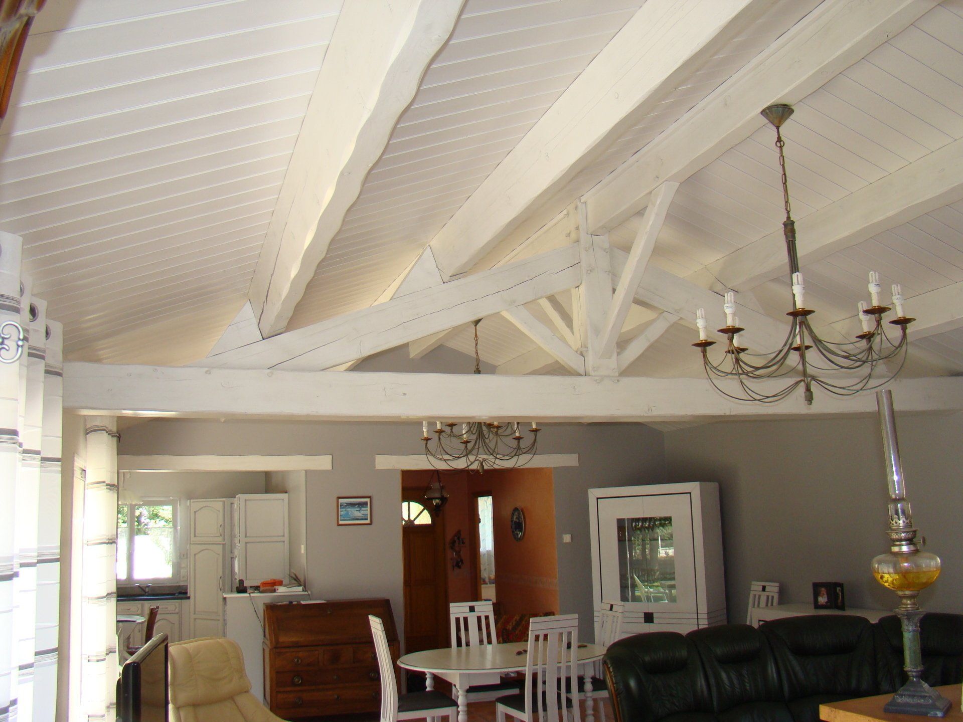 Un salon avec un lustre suspendu au plafond