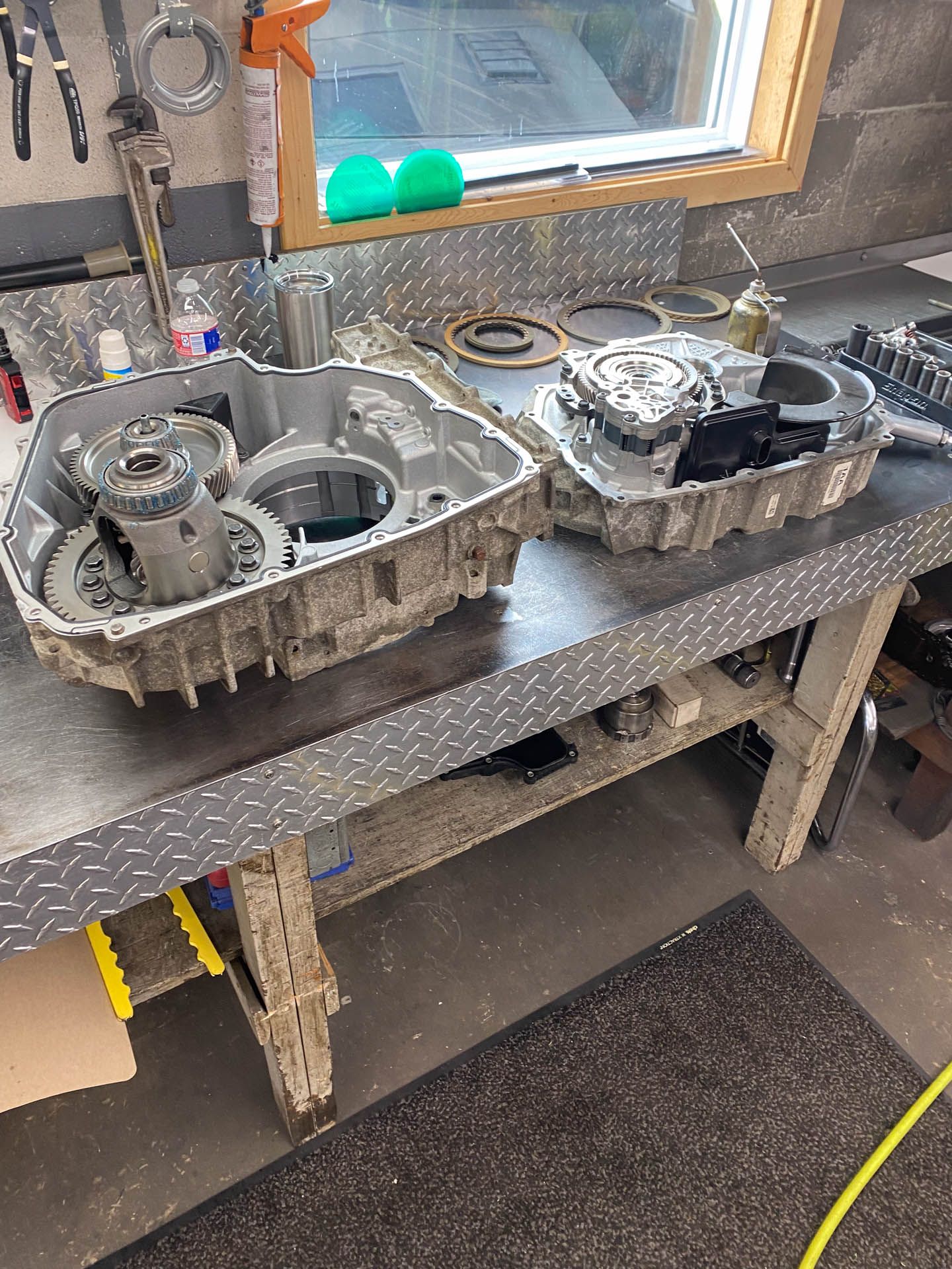 Two pieces of metal are sitting on top of a metal table.