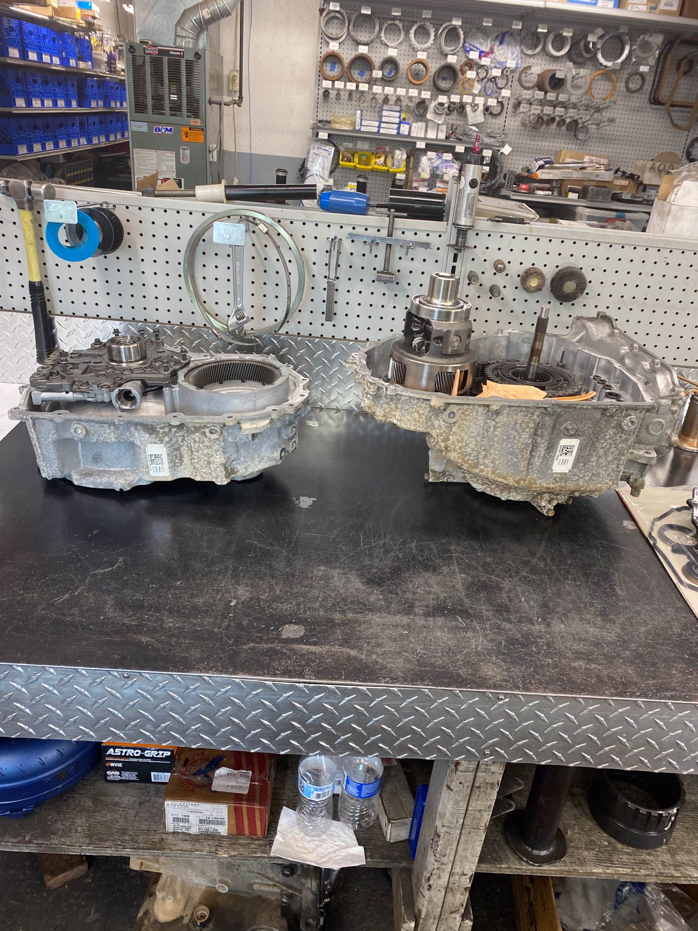 Two pieces of metal are sitting on top of a metal table.