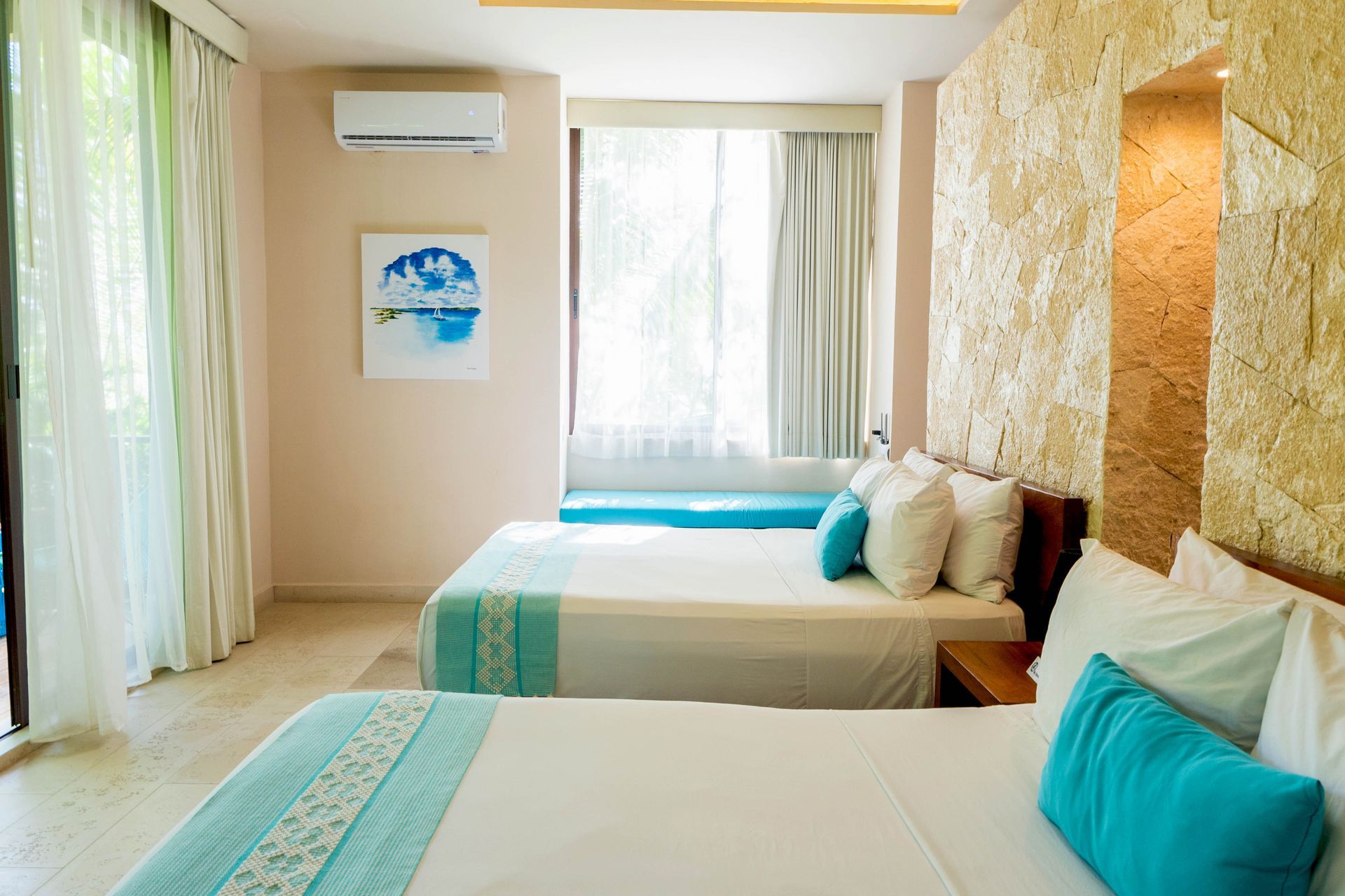 Una habitación de hotel con dos camas y una ventana.