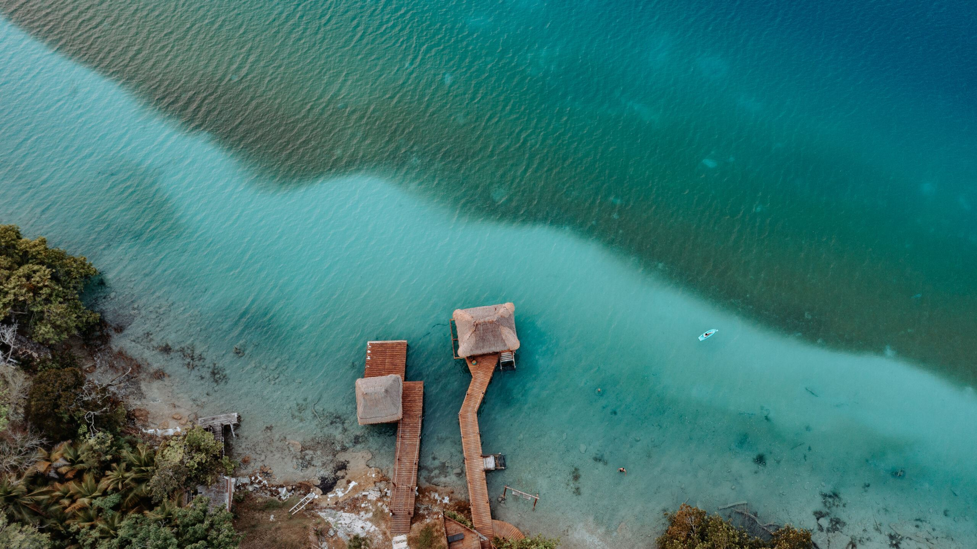 Una vista aérea de un pequeño muelle en medio de un lago.