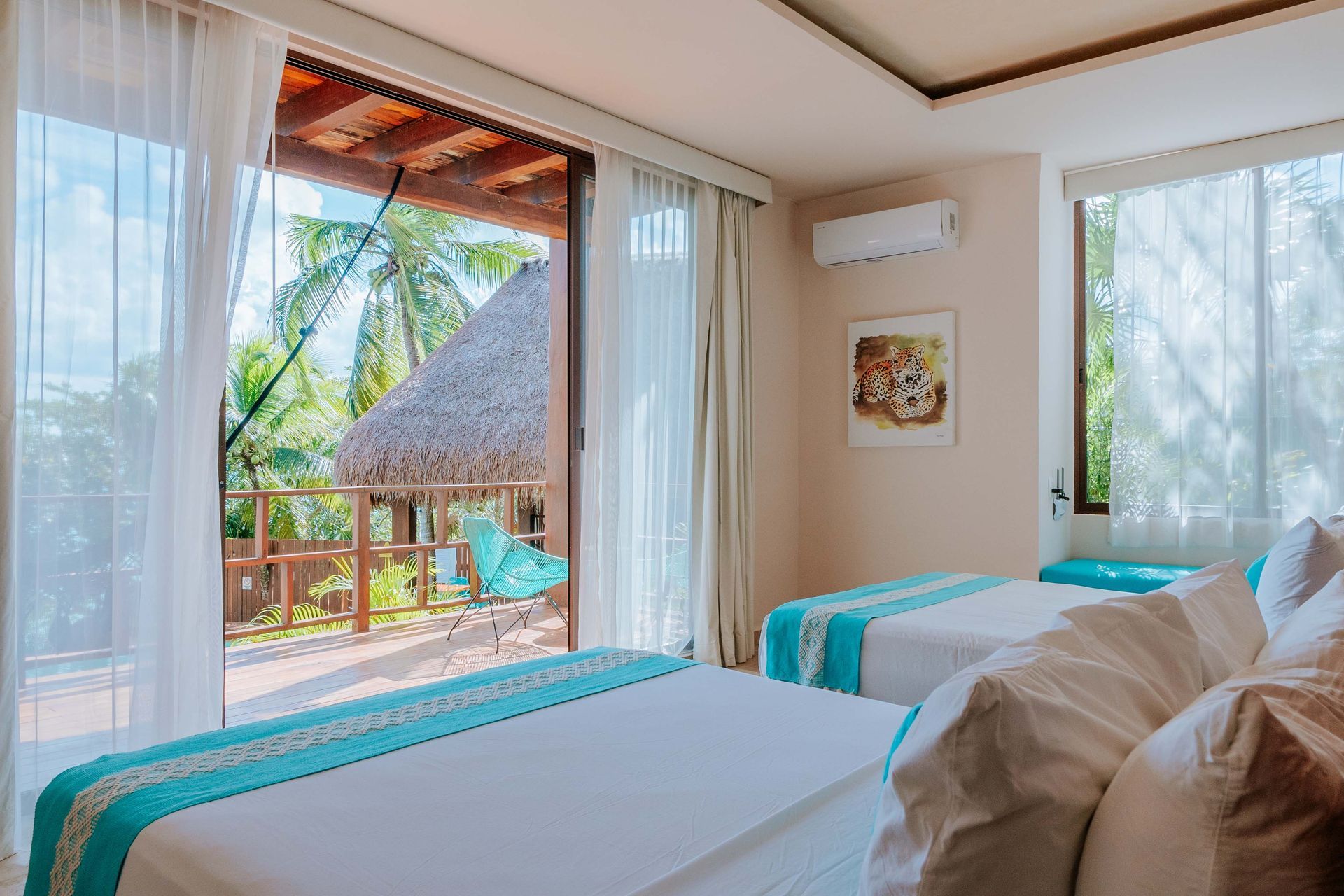 Una habitación de hotel con dos camas y balcón.