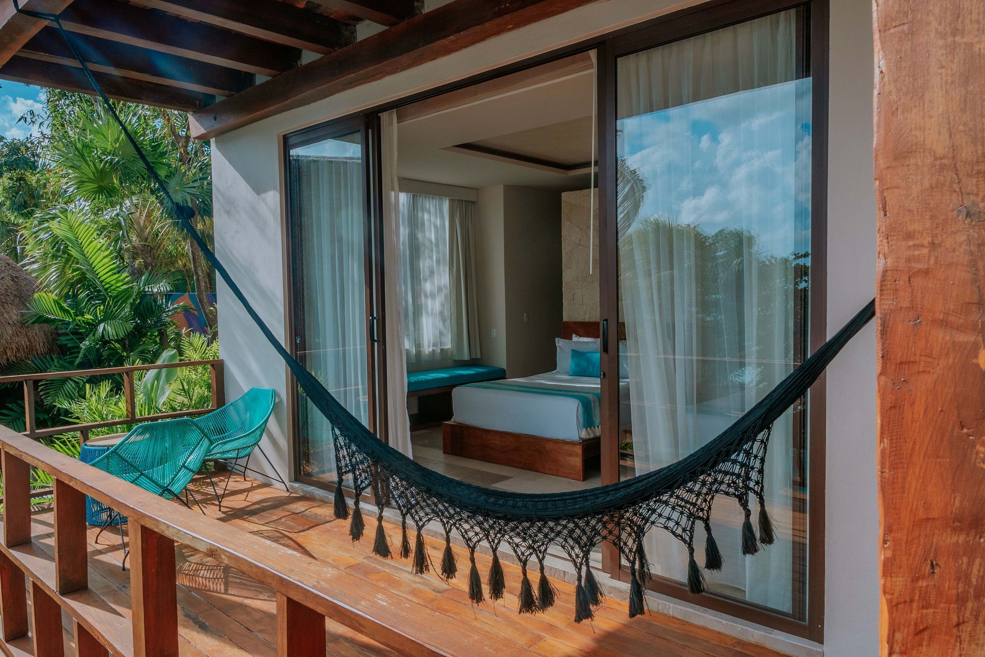 Una habitación de hotel con una cama king size y una pared de piedra.