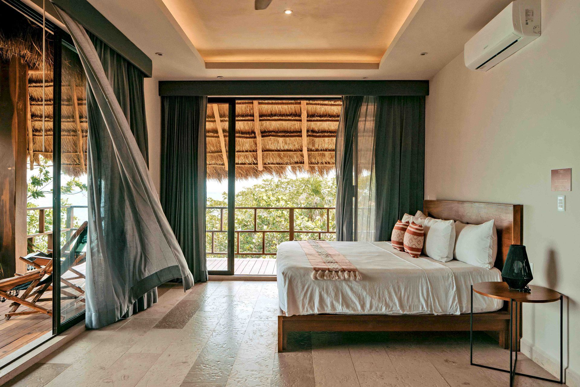 Hay una cama grande en el medio de la habitación.