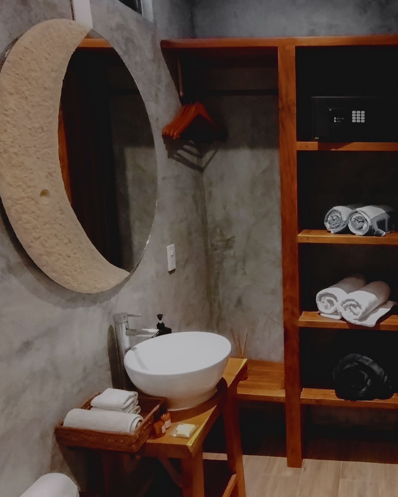 Un baño con lavabo, espejo y caja fuerte.
