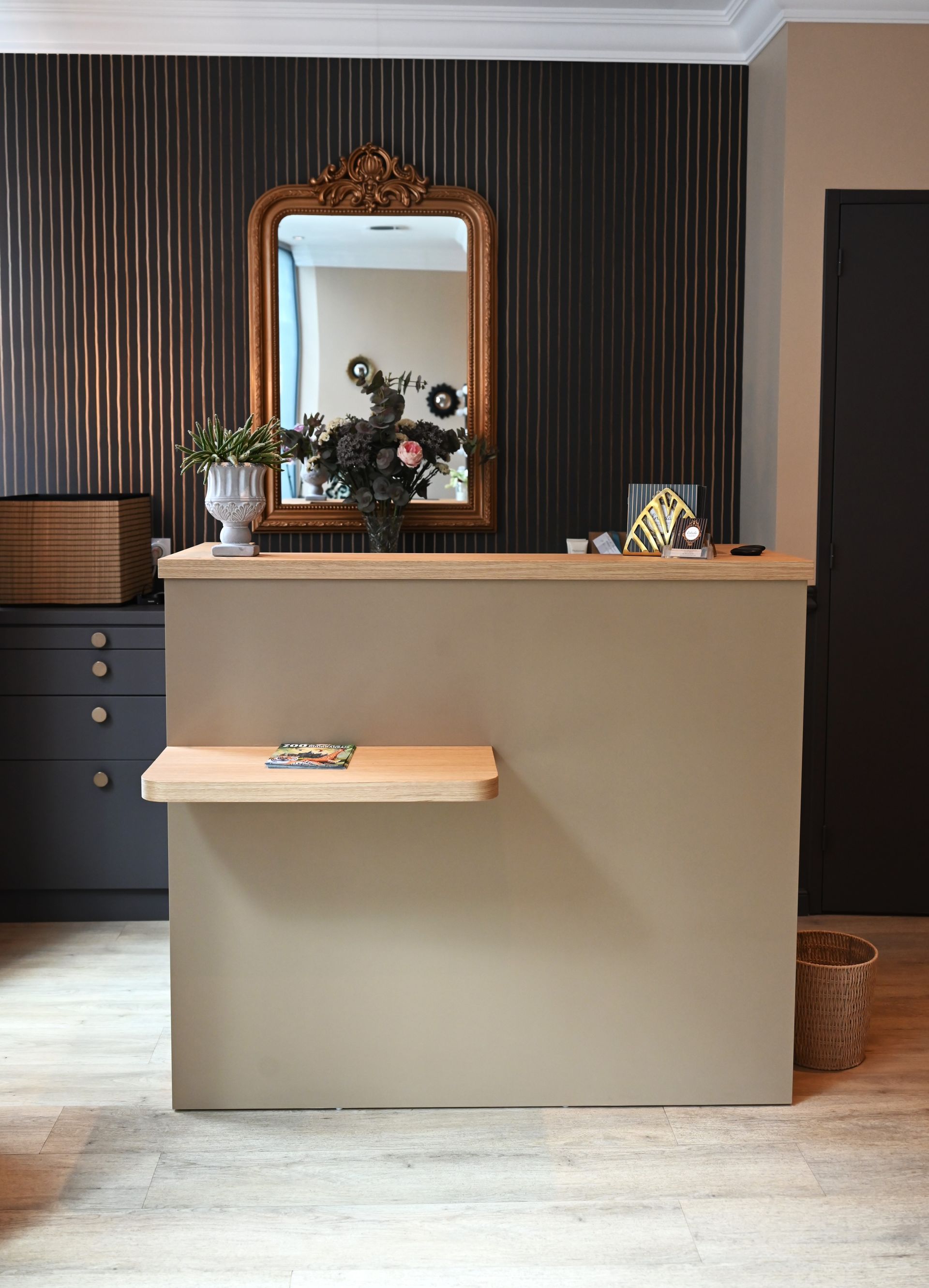 Un bureau de réception avec un miroir dessus