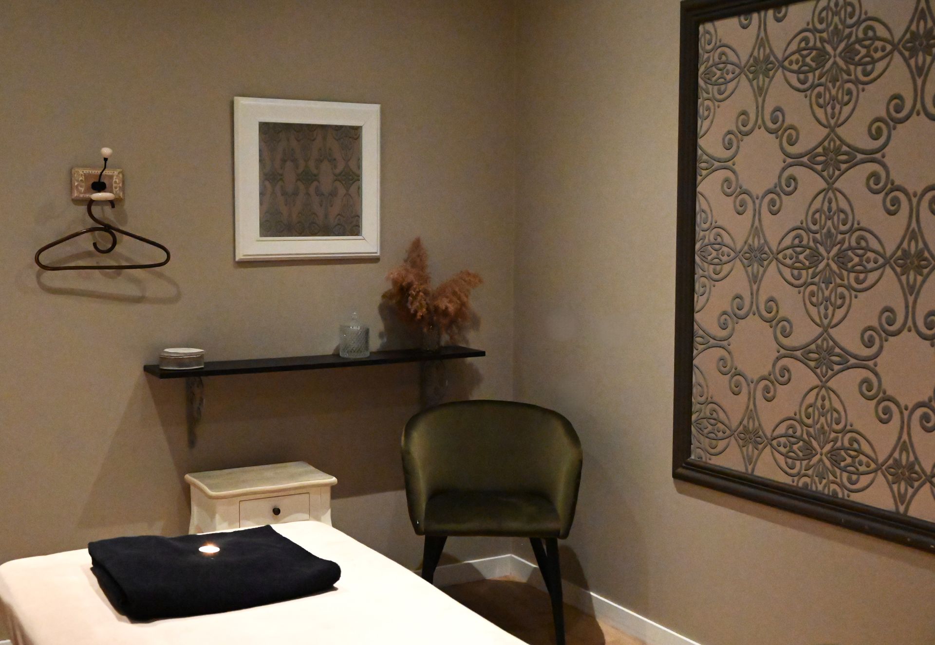 Une femme avec une bague au doigt s'épile la jambe