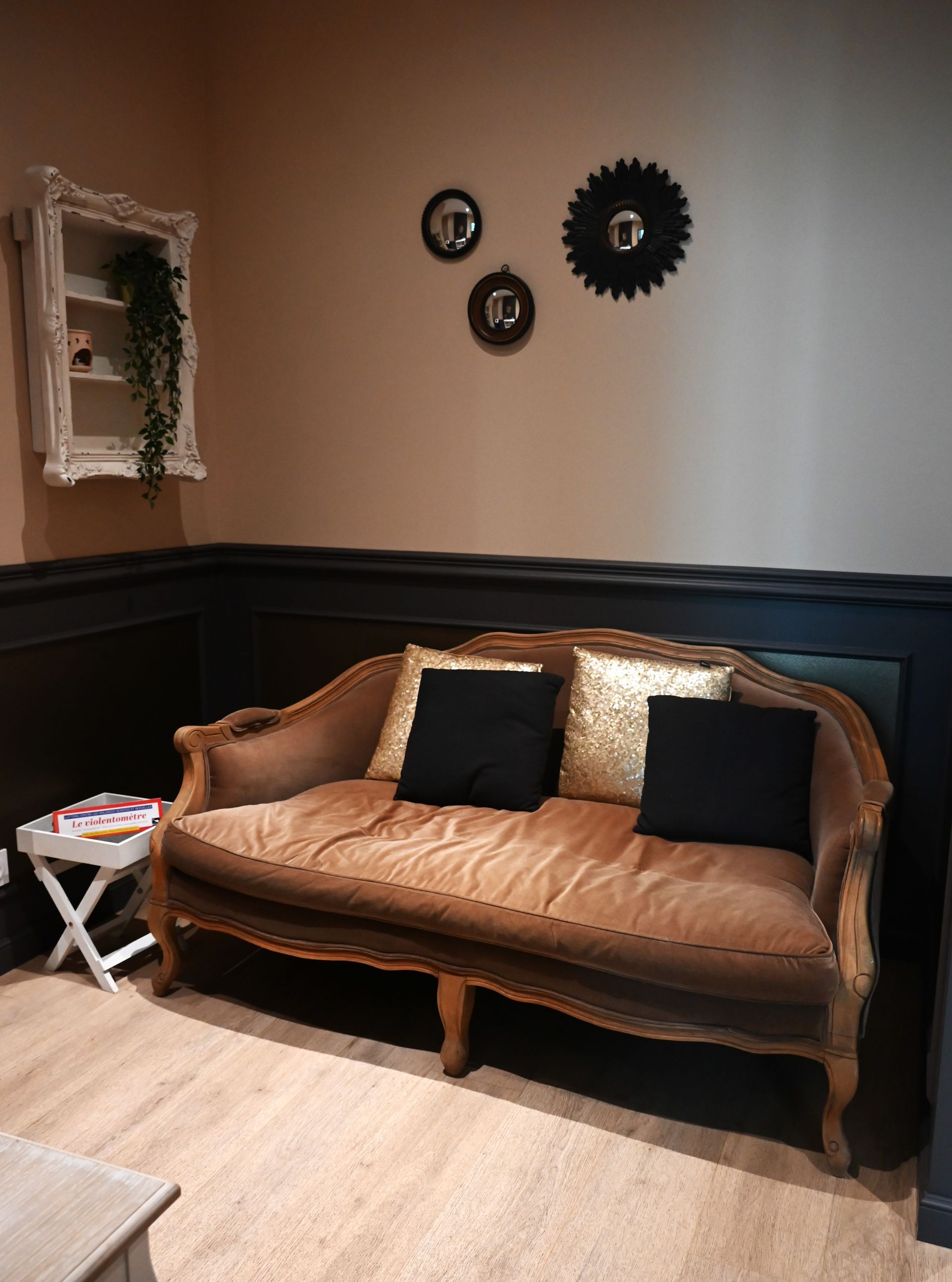 Une pièce avec beaucoup d'étagères remplies d'objets divers.