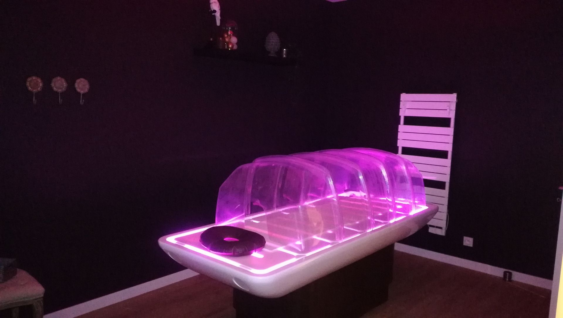 Une personne reçoit un massage du dos