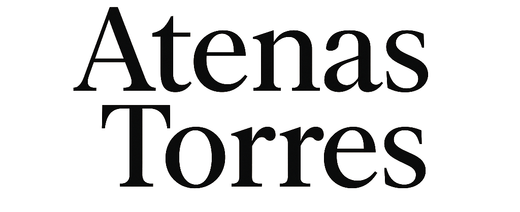 Un logotipo en blanco y negro para Atenas Torres sobre un fondo blanco.