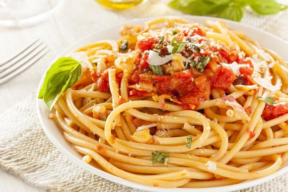 spaghetti amatriciana con basilico