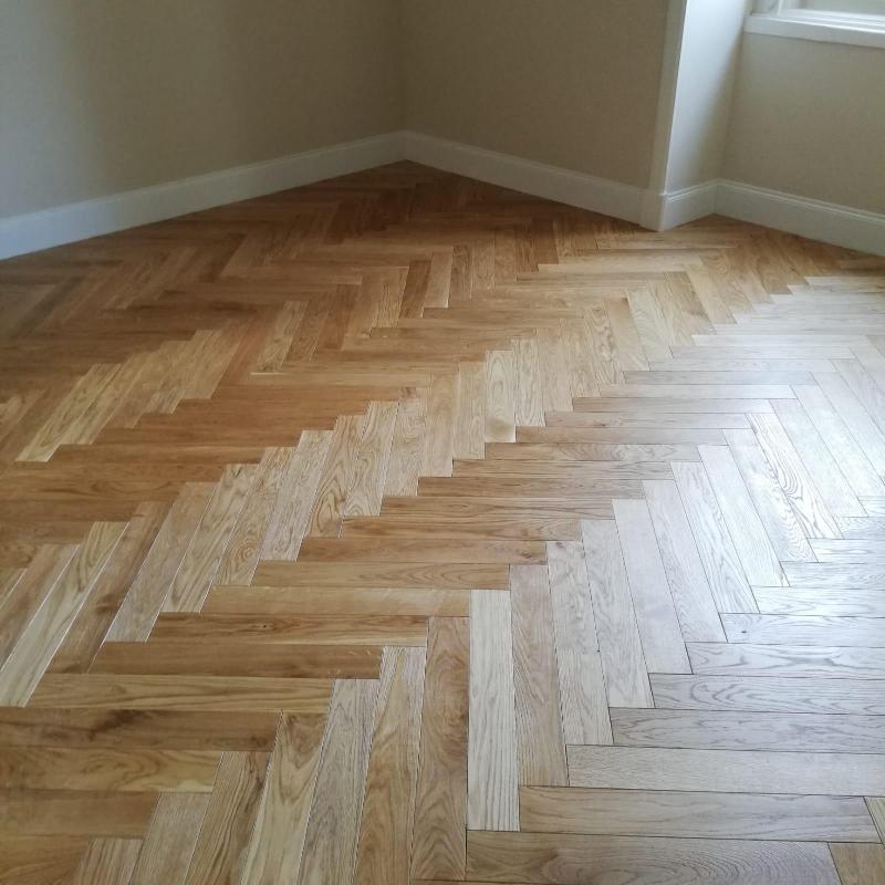 Camera da letto con finestra, letto, opere d'arte e stereo. Pareti in legno, colori neutri e vista sull'oceano.