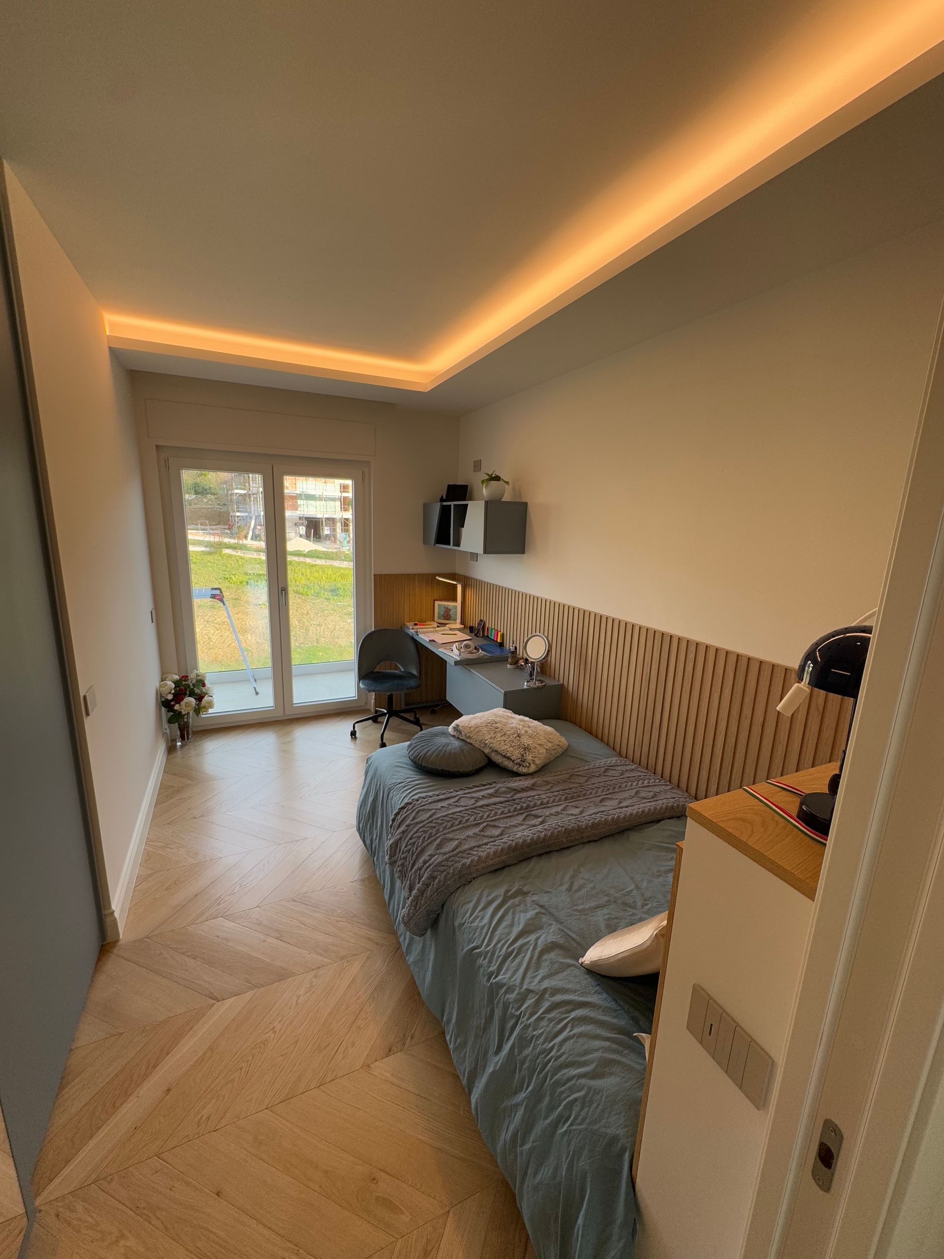 Un Golden Cocker Spaniel addormentato su un pavimento in legno, immerso nella luce del sole.