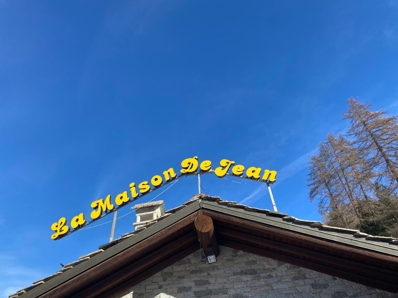 La maison de jean è scritto sul tetto di un edificio