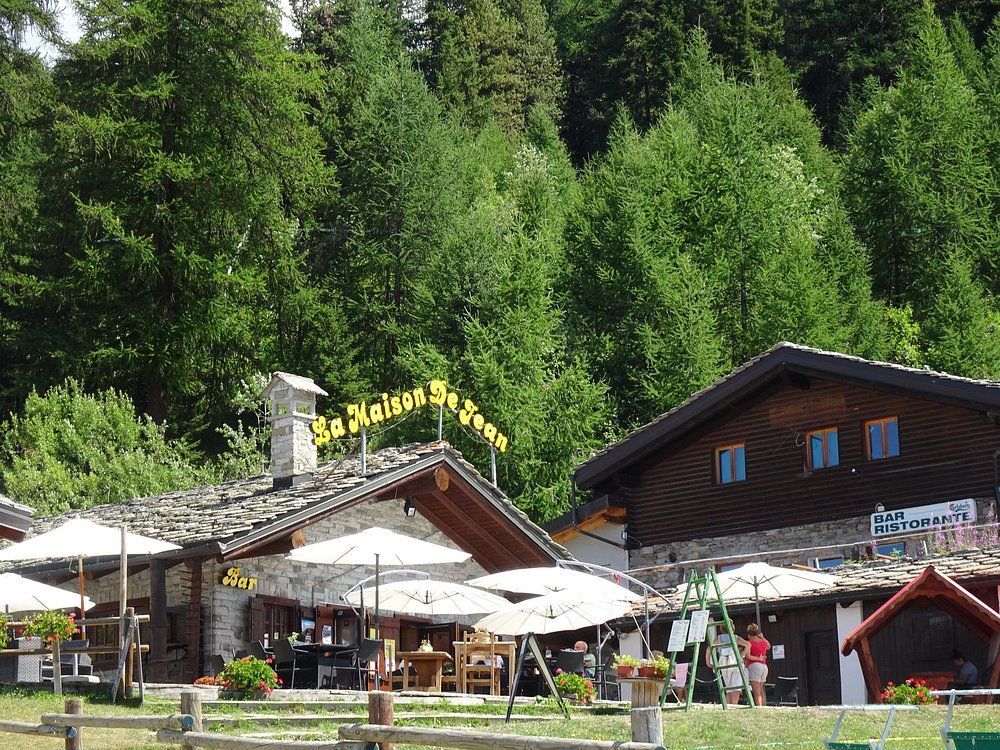 Un ristorante con ombrelloni di fronte a una foresta