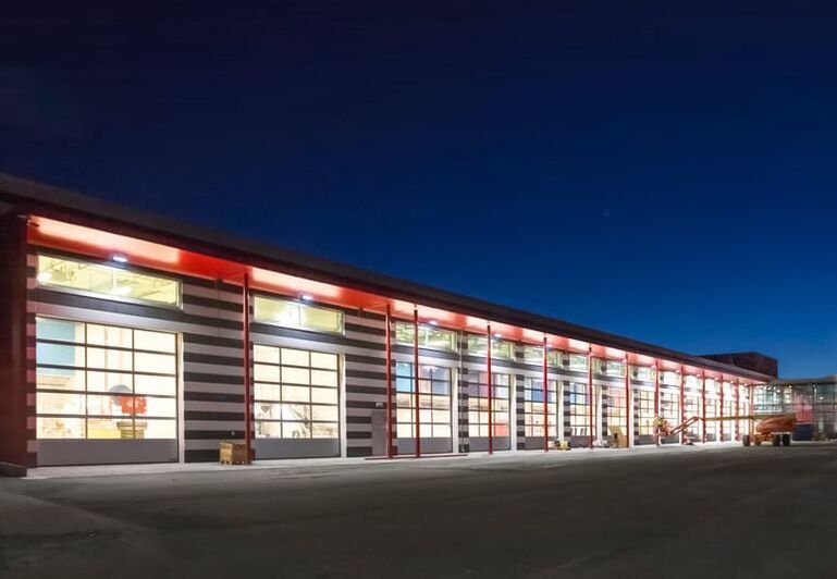 Bodø brannstasjon porter en sen høstkveld.