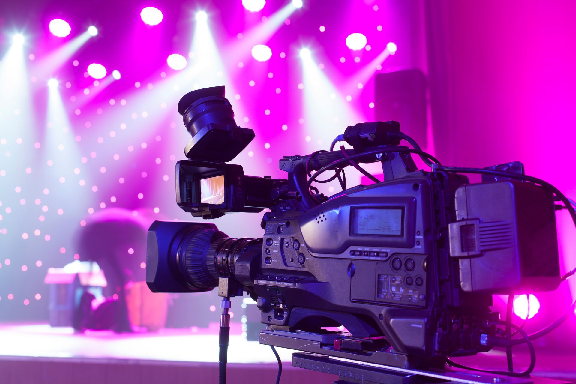 7 Benefits of Corporate Event Video Production – Is It Worth It?