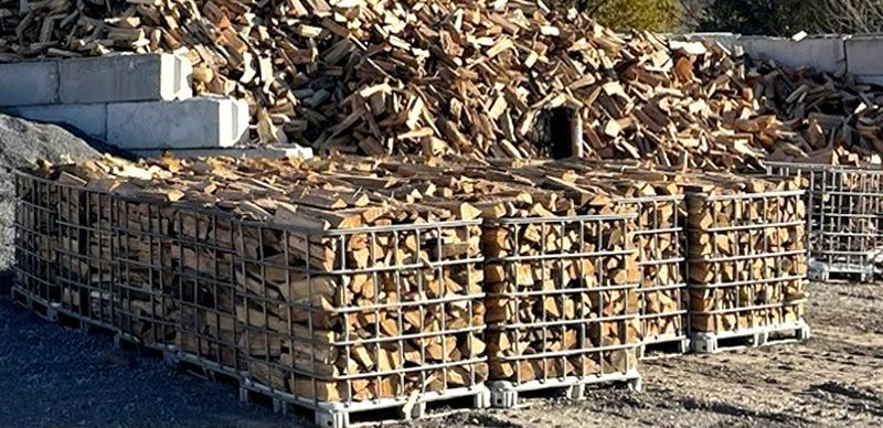 A pile of wood is stacked on top of each other on pallets.