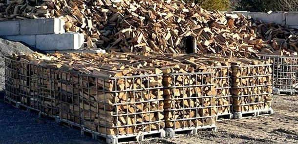 A pile of wood is stacked on top of each other on pallets.