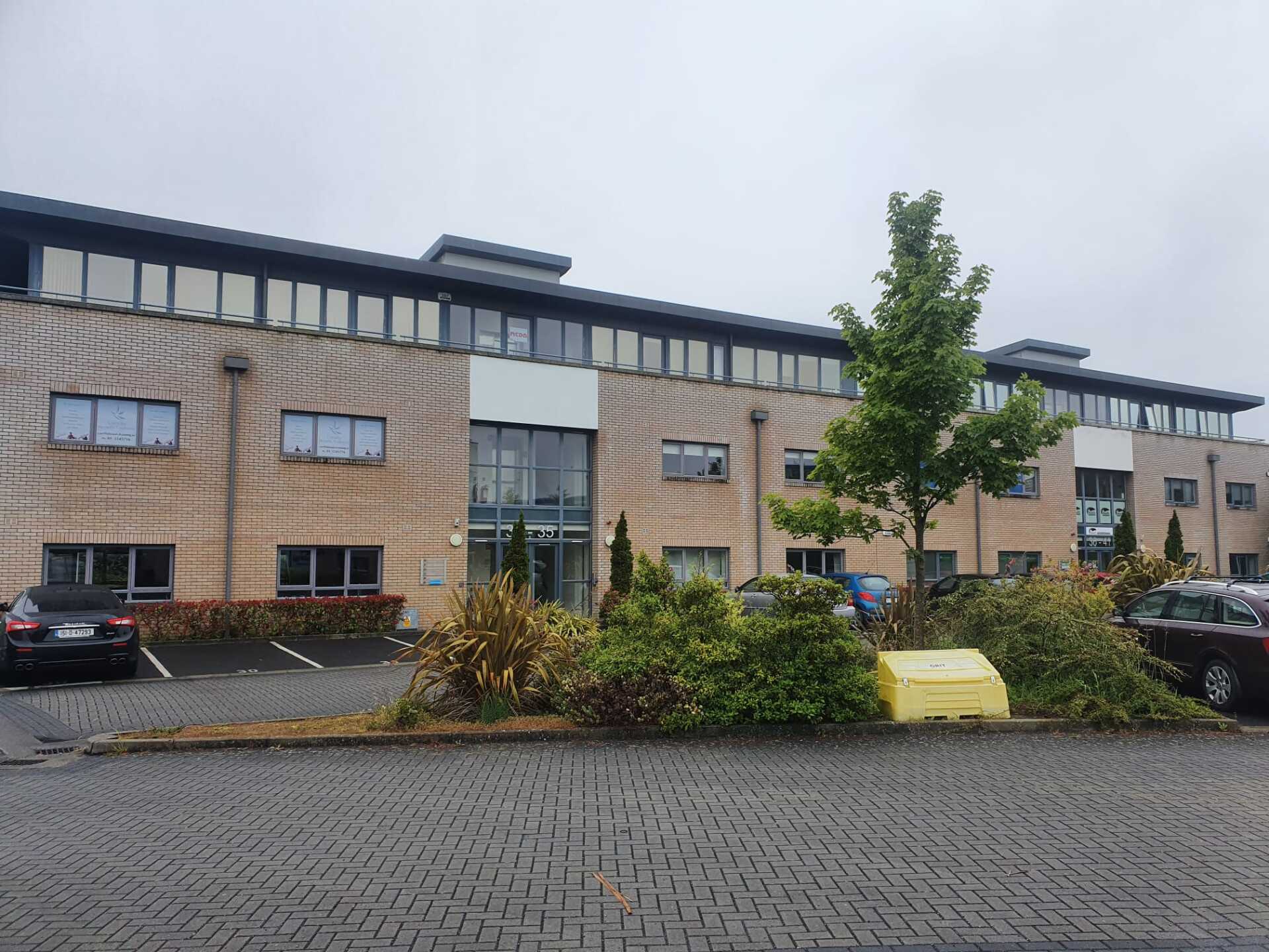 A large building with cars parked in front of it.