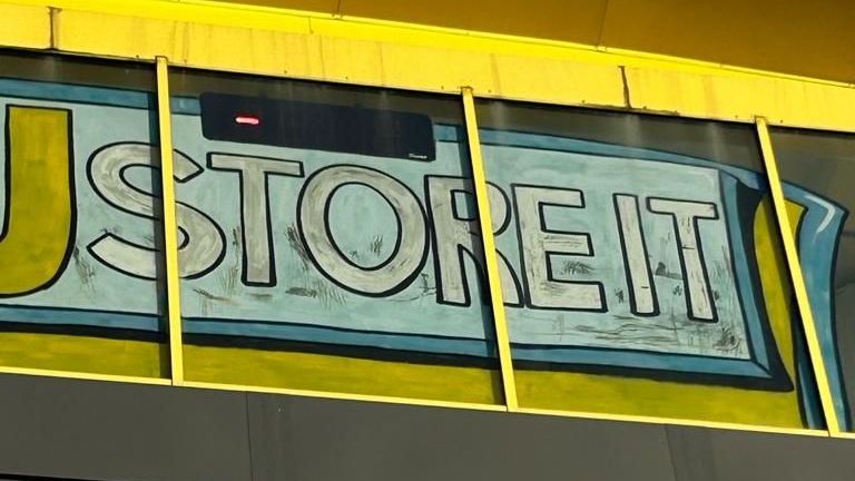 A sign that says j store it on it