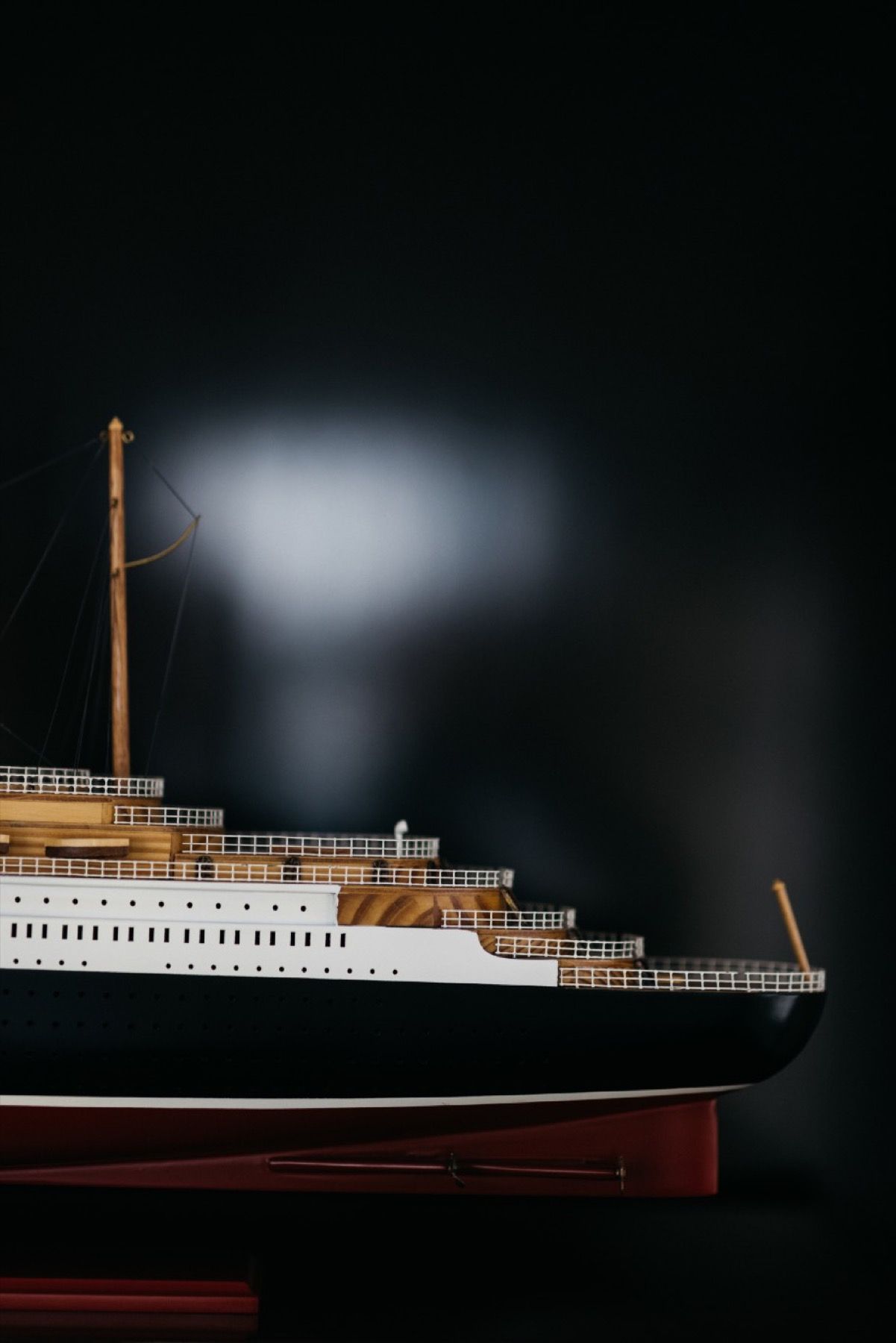 A model of the titanic is on display in a dark room
