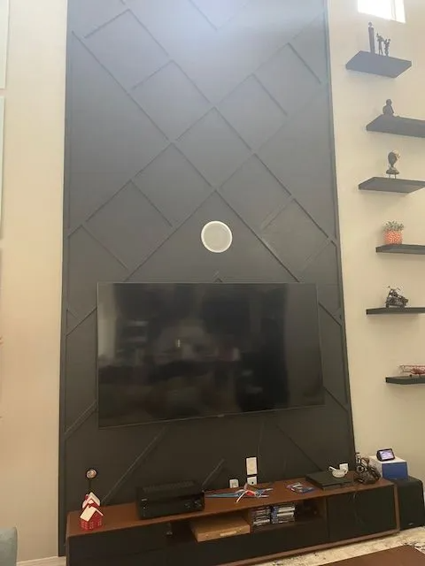 A living room with a flat screen tv on the wall