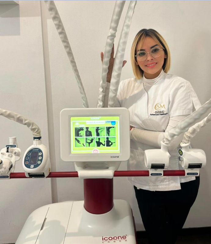 Una donna è in piedi davanti a una macchina che dice icone