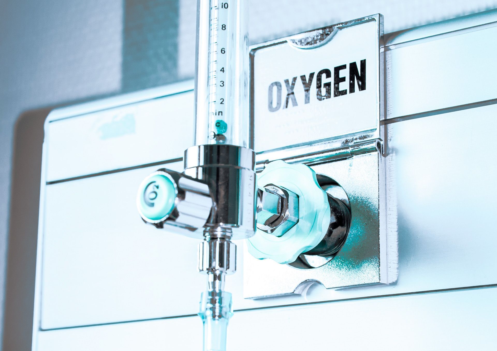 A close up of an oxygen valve on a wall.